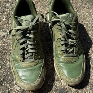 Nike Air Max 90 Green Low-Top Sneakers with Lace-Up Design